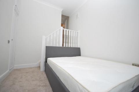 2 bedroom flat to rent, CROMWELL CRESCENT, KENSINGTON, SW5