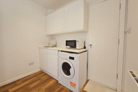 Studio to rent, Woodlands Close, London, NW11