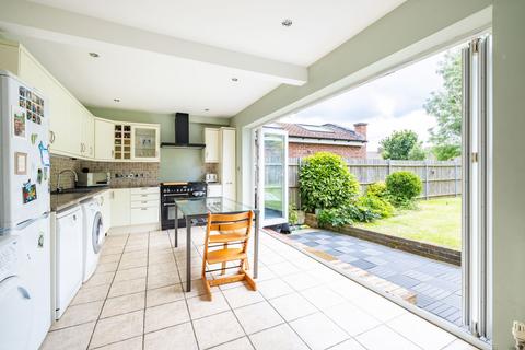 18 Maple Way, Coulsdon, CR5 3RN