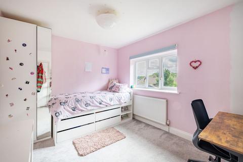 18 Maple Way, Coulsdon, CR5 3RN