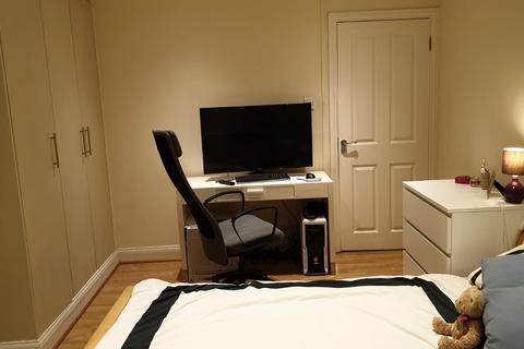 1 bedroom in a flat share to rent, Tavistock Avenue, Perivale UB6