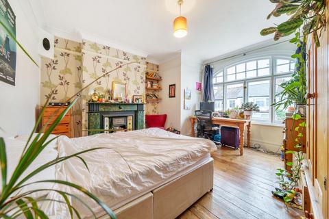 4 bedroom flat for sale, Durnsford Road, Southfields