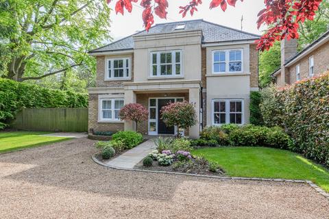 Silvershade Old Avenue, West Byfleet, KT14 6AE