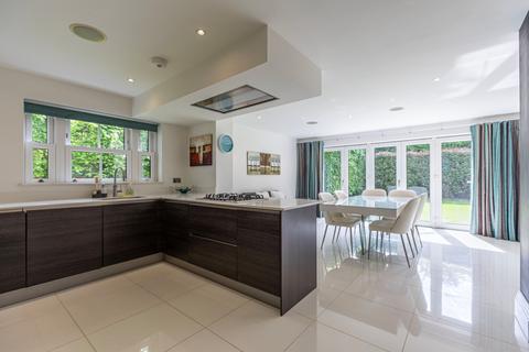 Silvershade Old Avenue, West Byfleet, KT14 6AE