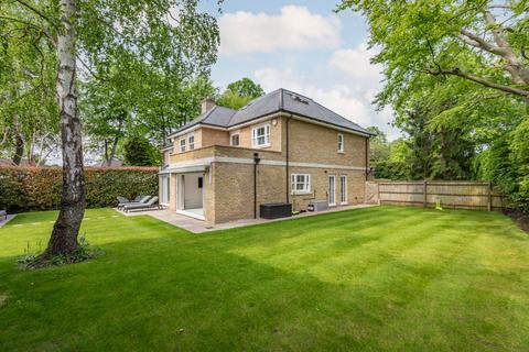 Silvershade Old Avenue, West Byfleet, KT14 6AE