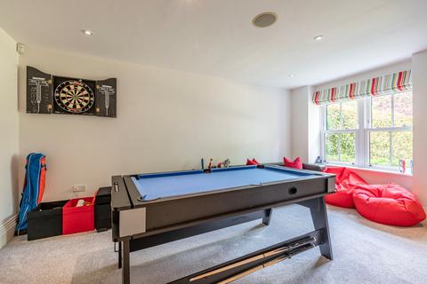 Silvershade Old Avenue, West Byfleet, KT14 6AE