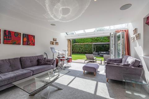 Silvershade Old Avenue, West Byfleet, KT14 6AE
