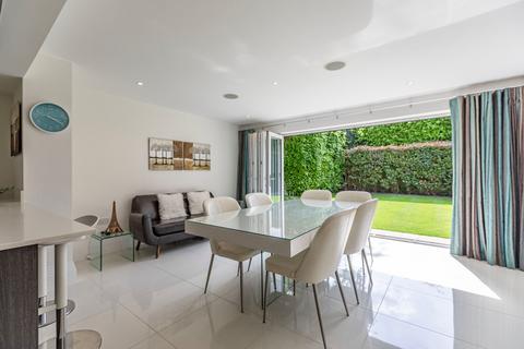 Silvershade Old Avenue, West Byfleet, KT14 6AE