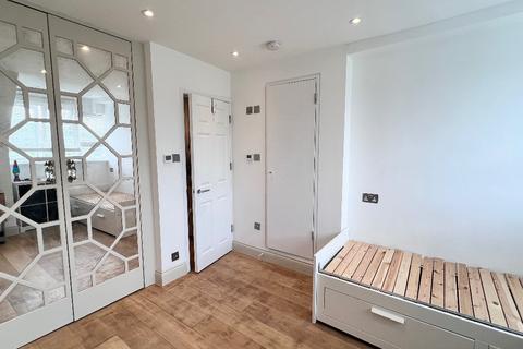 Studio to rent, Frognal, London