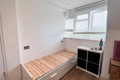 Studio to rent, Frognal, London