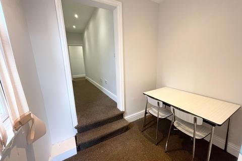 2 bedroom flat to rent, Wilbraham Road, Manchester M21