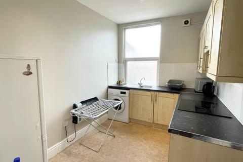 2 bedroom flat to rent, Wilbraham Road, Manchester M21