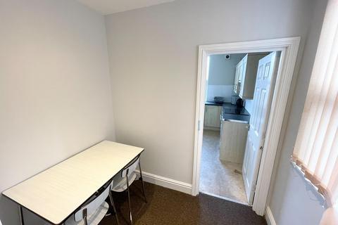 2 bedroom flat to rent, Wilbraham Road, Manchester M21