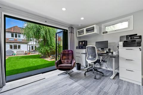 17 College Crescent, Windsor, SL4 3PF