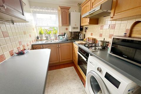 2 bedroom terraced house to rent, Crediton Close, Bedford MK40