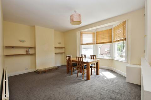 3 bedroom flat to rent, High Street Farnborough BR6