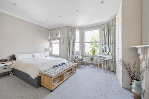 141 Bathurst Gardens, London, NW10 5JJ