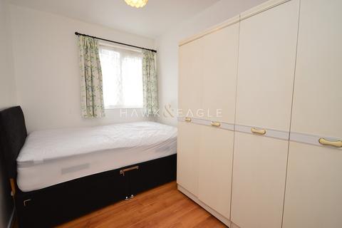 3 bedroom terraced house to rent, Tarbert Walk, London, Greater London. E1