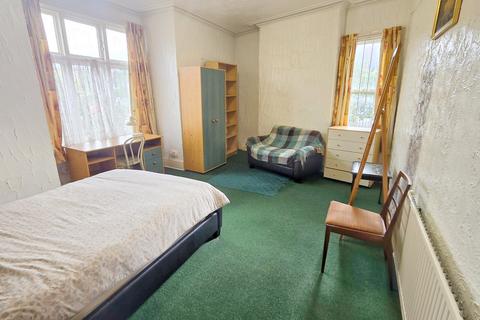 30 Willesden Avenue, Manchester, M13 0ZN