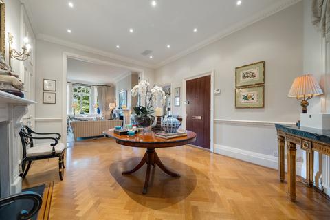 North Gate, London, NW8