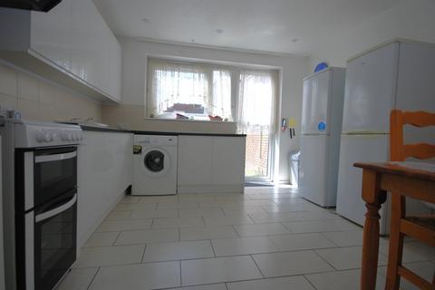 3 bedroom apartment to rent, Culmore Road, Peckham SE15