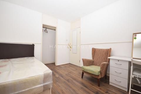 1 bedroom in a flat share to rent, Smithy Street, London, Greater London. E1