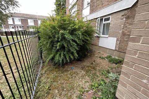 2 bedroom ground floor flat for sale, Ravenscourt Drive, Basildon, Essex