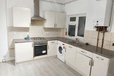 2 bedroom terraced house to rent, Queens Road, London E17