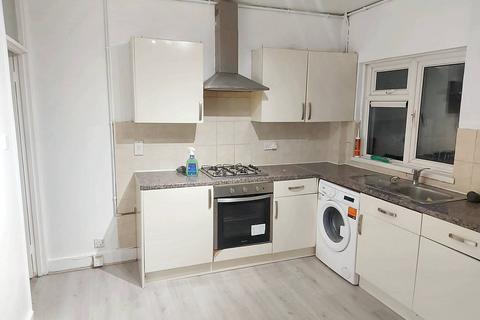 2 bedroom terraced house to rent, Queens Road, London E17