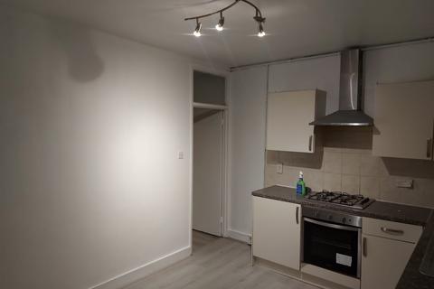2 bedroom terraced house to rent, Queens Road, London E17