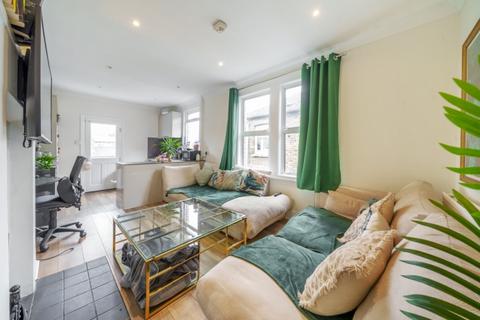 2 bedroom flat to rent, Queenstown Road London SW8