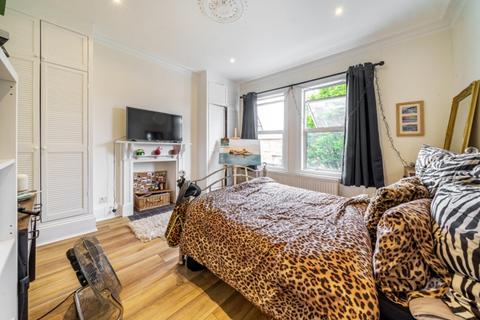 2 bedroom flat to rent, Queenstown Road London SW8
