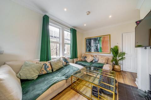 2 bedroom flat to rent, Queenstown Road London SW8