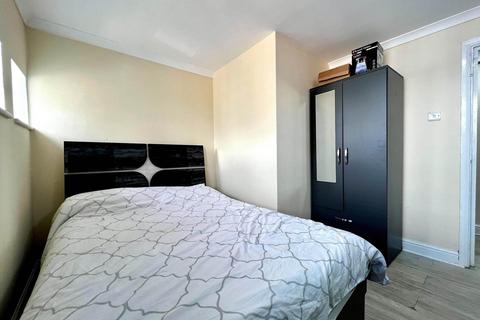 2 bedroom flat for sale, High Road, Leytonstone, E11