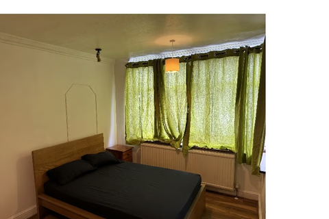 1 bedroom in a house share to rent, Hambrook Road, London SE25