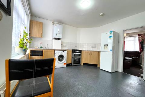 2 bedroom terraced house to rent, Holborn Road, London E13