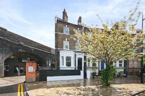 2 bedroom semi-detached house to rent, Queenstown Road, London