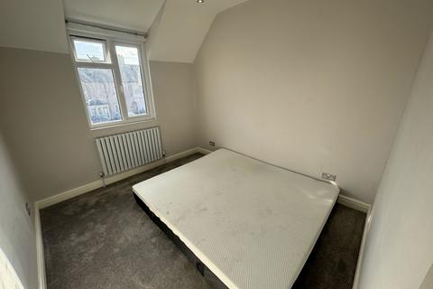 3 bedroom terraced house to rent, East Avenue, Southall, Greater London, UB1