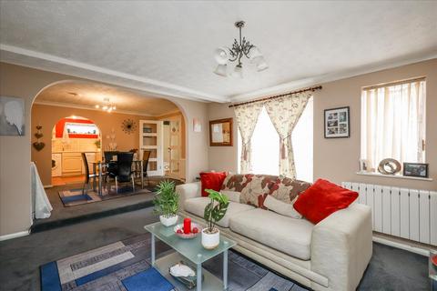 2 bedroom flat for sale, Dashwood Avenue, High Wycombe, HP12