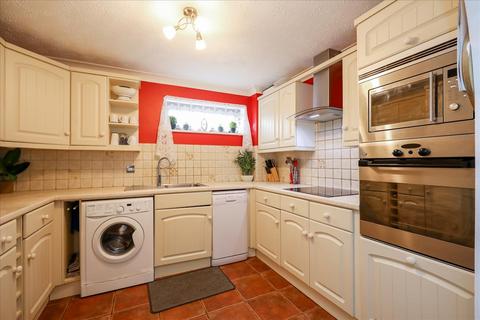 2 bedroom flat for sale, Dashwood Avenue, High Wycombe, HP12