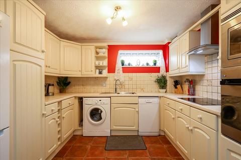 2 bedroom flat for sale, Dashwood Avenue, High Wycombe, HP12