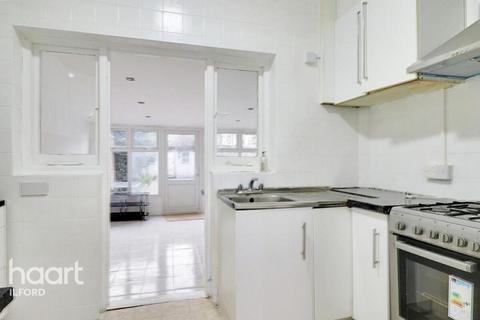 3 bedroom detached house to rent, St. Awdrys Road, Barking