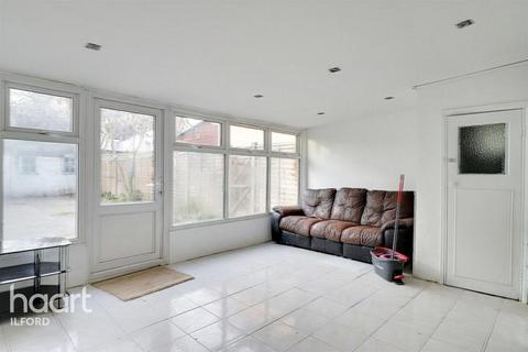 3 bedroom detached house to rent, St. Awdrys Road, Barking