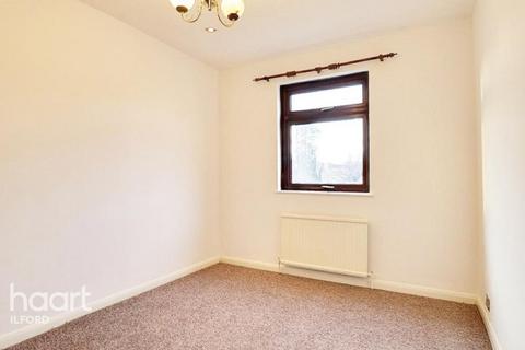 3 bedroom detached house to rent, St. Awdrys Road, Barking