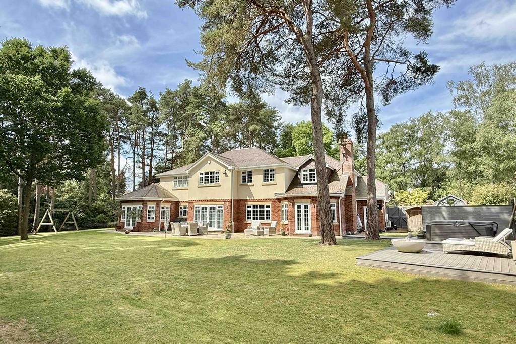 5 bedroom Detached for sale