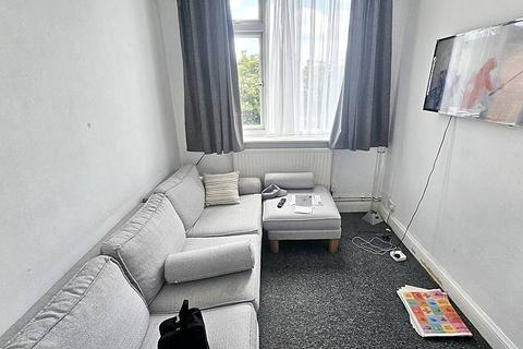 2 bedroom flat share to rent, Beresford Avenue, Wembley HA0