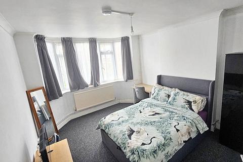 2 bedroom flat share to rent, Beresford Avenue, Wembley HA0