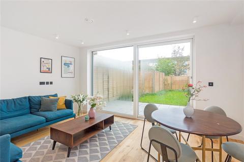 5a Elmwood Crescent, London, NW9 0NL