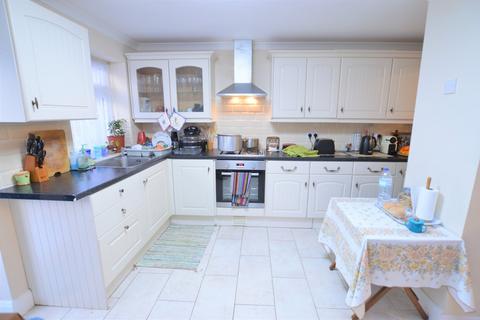 4 bedroom semi-detached house to rent, Springfield Road, Langley