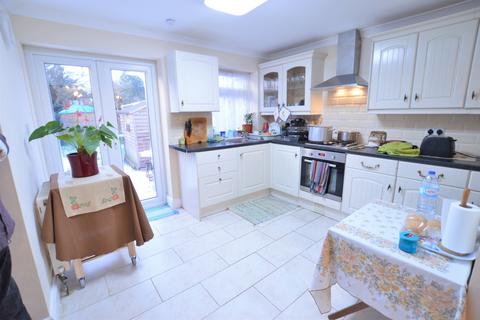 4 bedroom semi-detached house to rent, Springfield Road, Langley